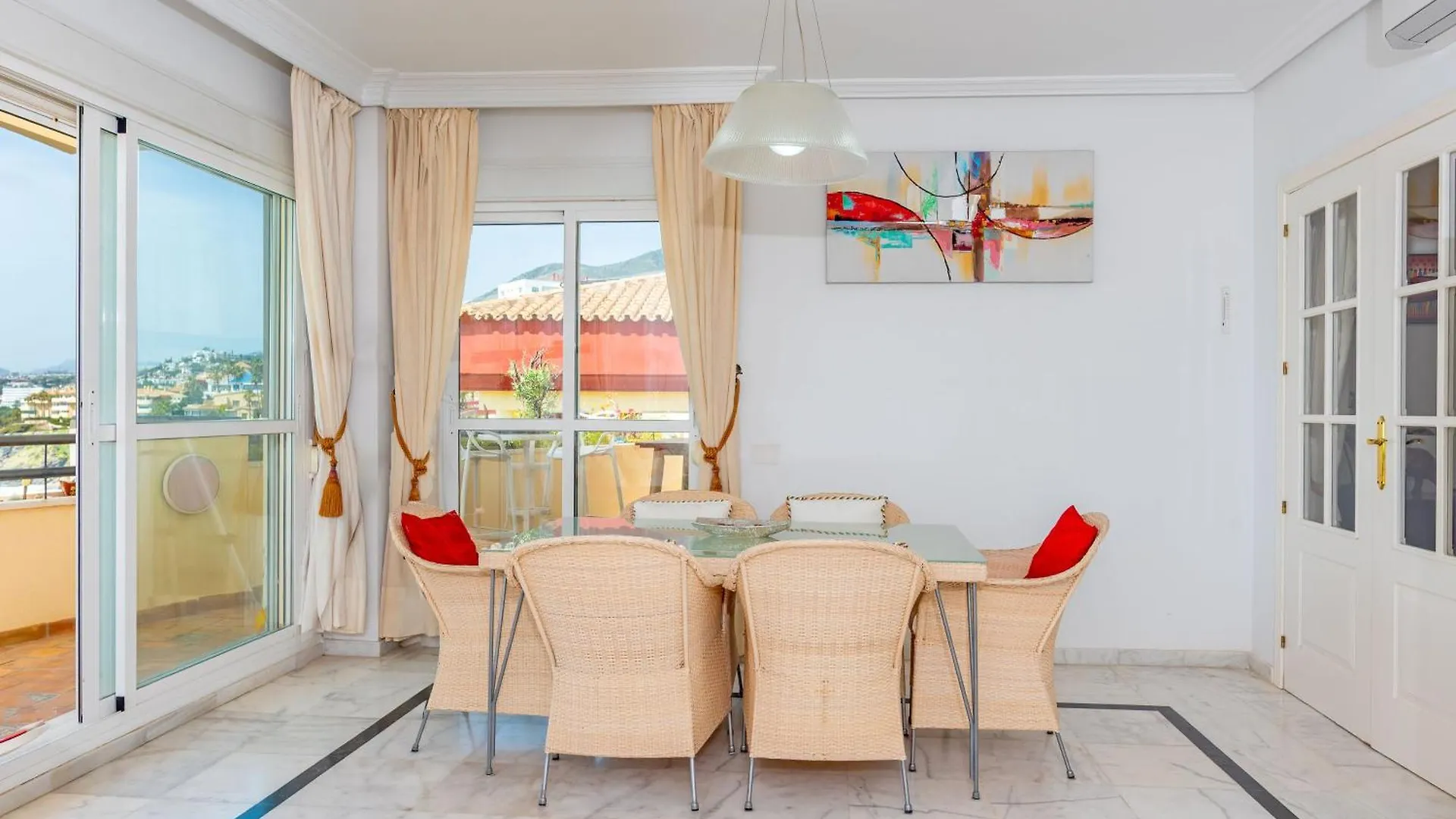 Torrequebrada Beachfront Apartment, Costa Del Sol 베날마데나코스타 아파트