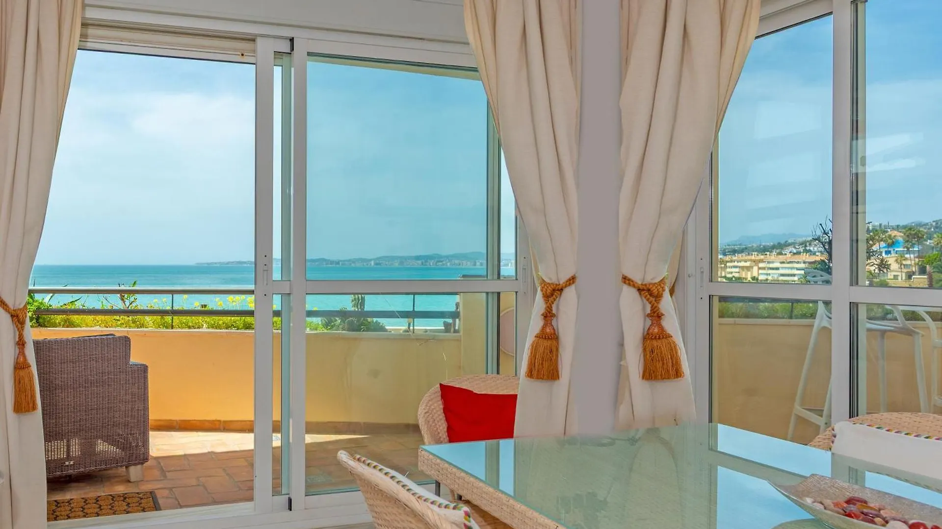 Torrequebrada Beachfront Apartment, Costa Del Sol 베날마데나코스타