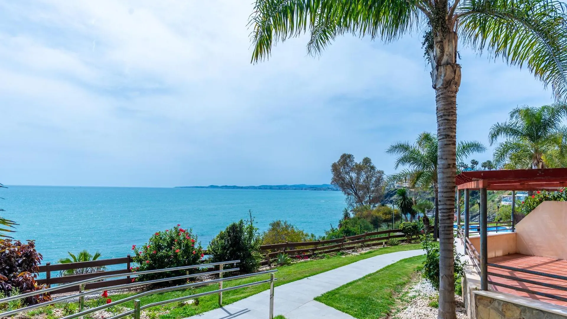 Torrequebrada Beachfront Apartment, Costa Del Sol 베날마데나코스타 0*,  스페인