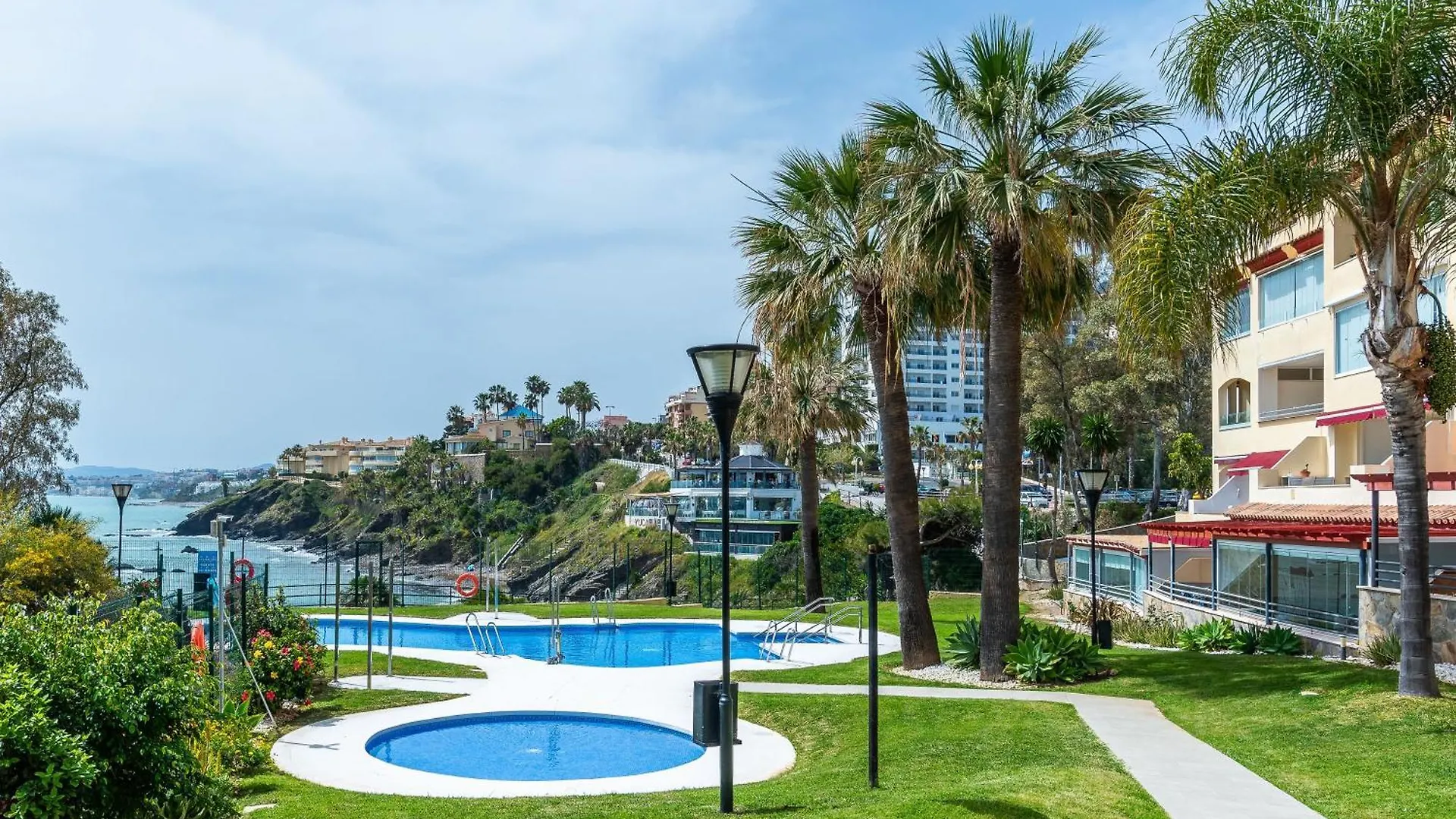 Torrequebrada Beachfront Apartment, Costa Del Sol 베날마데나코스타 아파트